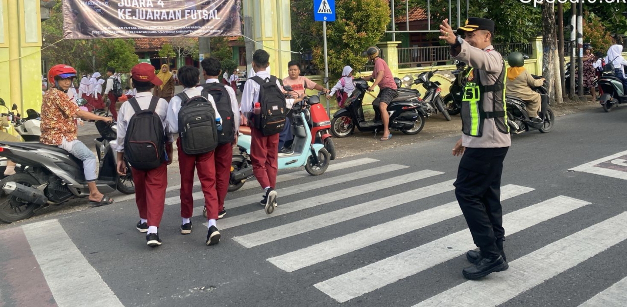Aksi Nyata Polri, Wakapolres Sampang Kawal Kelancaran Arus Lalin di Area Sekolah