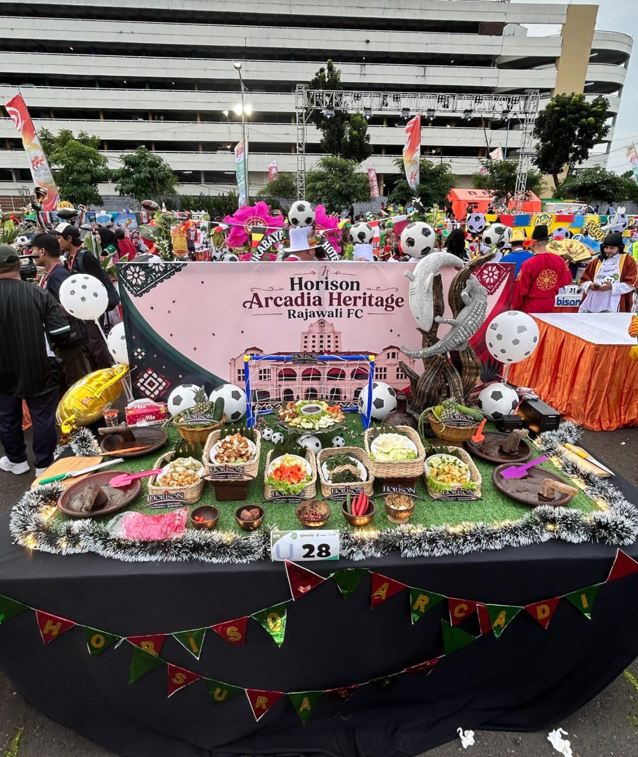 Horison Arcadia Heritage Rajawali Surabaya Tampil Nyentrik di Festival Rujak Uleg Phoria 2026