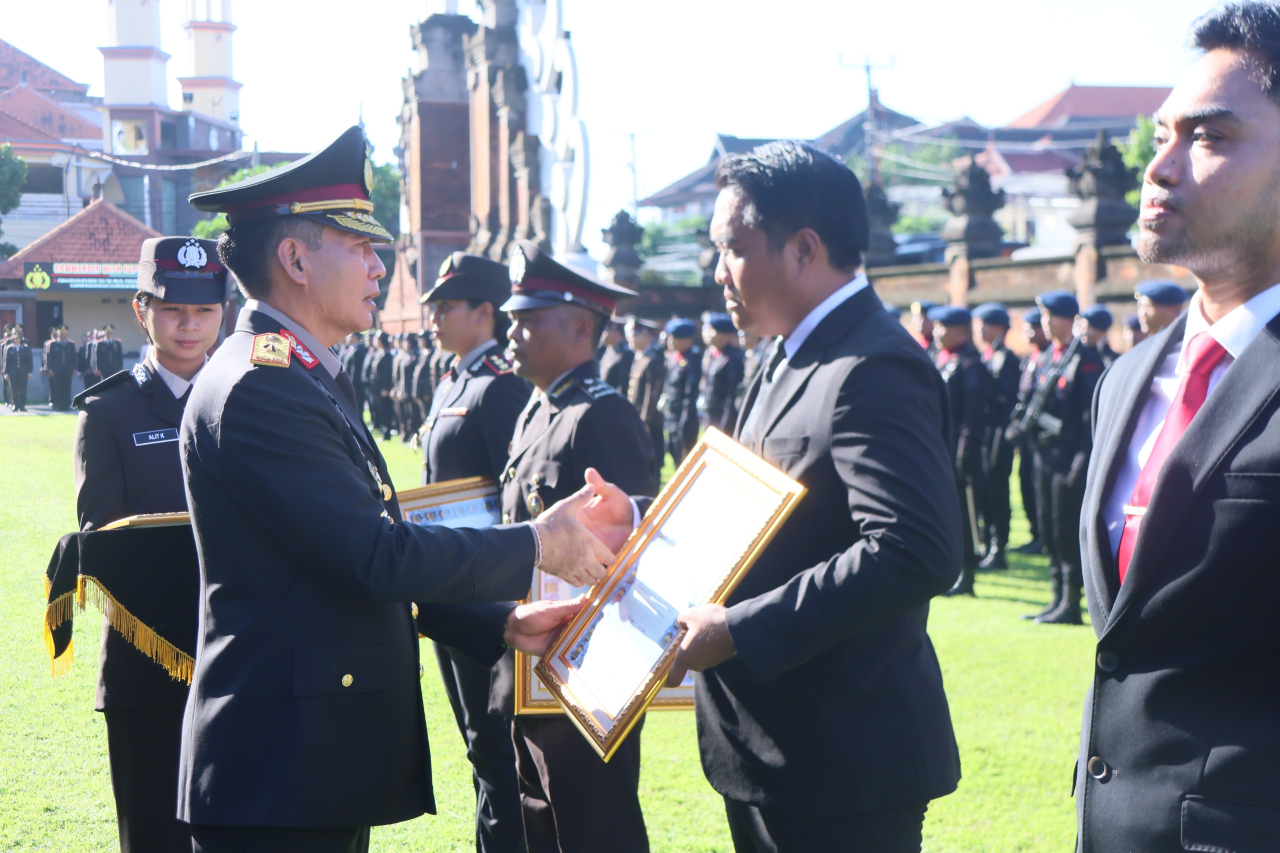 Polda Bali Berikan Penghargaan Kepada Anggota Dan Satuan Kerja Yang Berprestasi