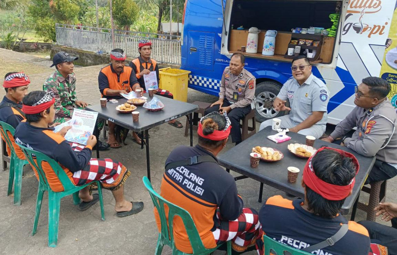 Polantas Menyapa, Satlantas Polres Jembrana Gelar Program “Sebatas Ngopi” Bersama Warga Desa Medewi