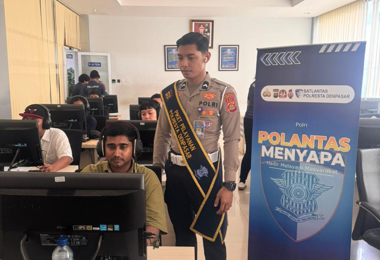 Pelayanan Humanis Satpas SIM Polresta Denpasar Dampingi Pemohon Saat Ujian Teori