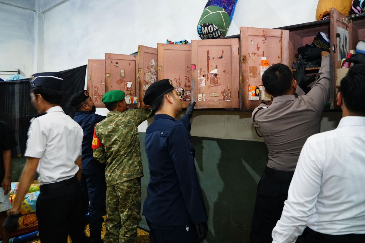 Sinergi TNI-Polri dan Pemasyarakatan, Lapas Narkotika Pamekasan Gelar Razia Menyeluruh Blok Hunian