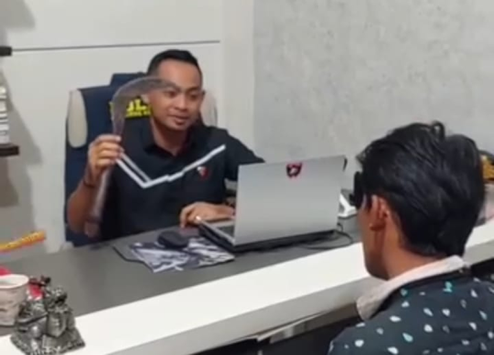 Tersinggung Diteriaki 'Maling', Mantan Residivis di Sampang Tega Bacok Paman Sendiri Hingga Kritis di Jalan Rajawali