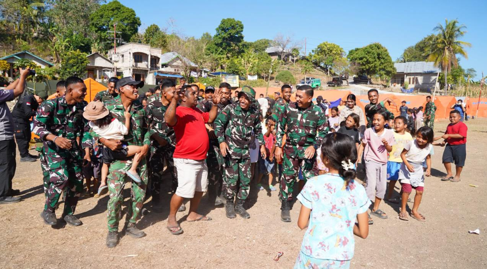 Bangkitkan Semangat Anak-Anak Korban Gempa, Kapendam IX/Udayana Turun Langsung Dampingi Trauma Healing di Manggarai