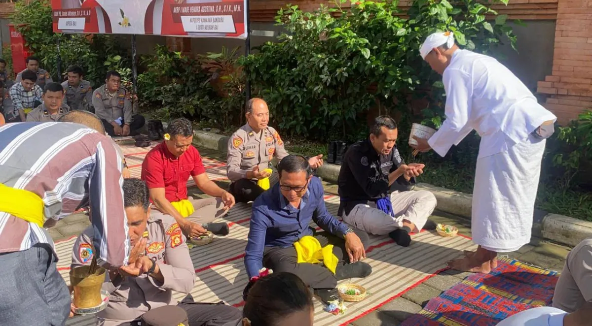 Peringati Purnama Sasih Katiga, Personel Polres Bandara Gelar Persembahyangan Bersama
