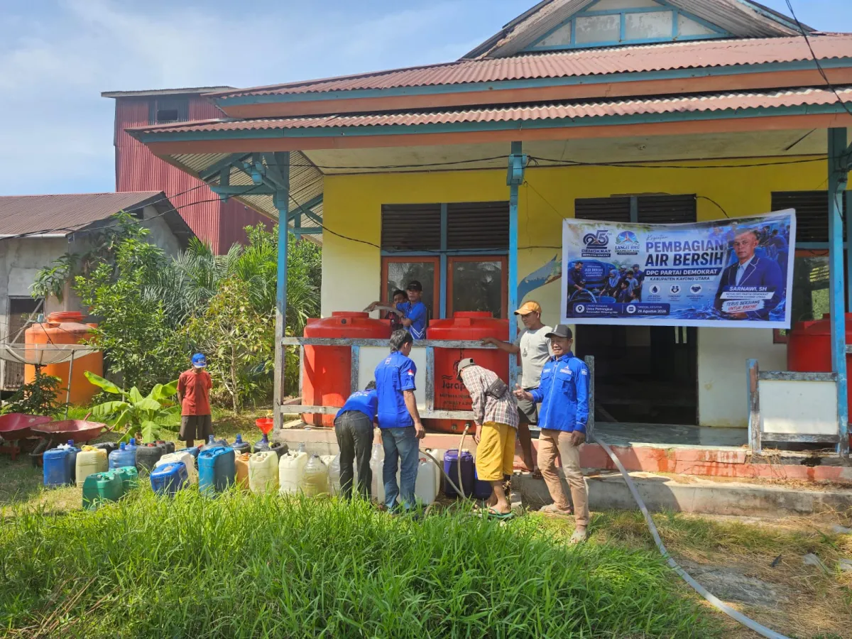 Partai Demokrat Salurkan Air Bersih di Simpang Hilir Kayong Utara