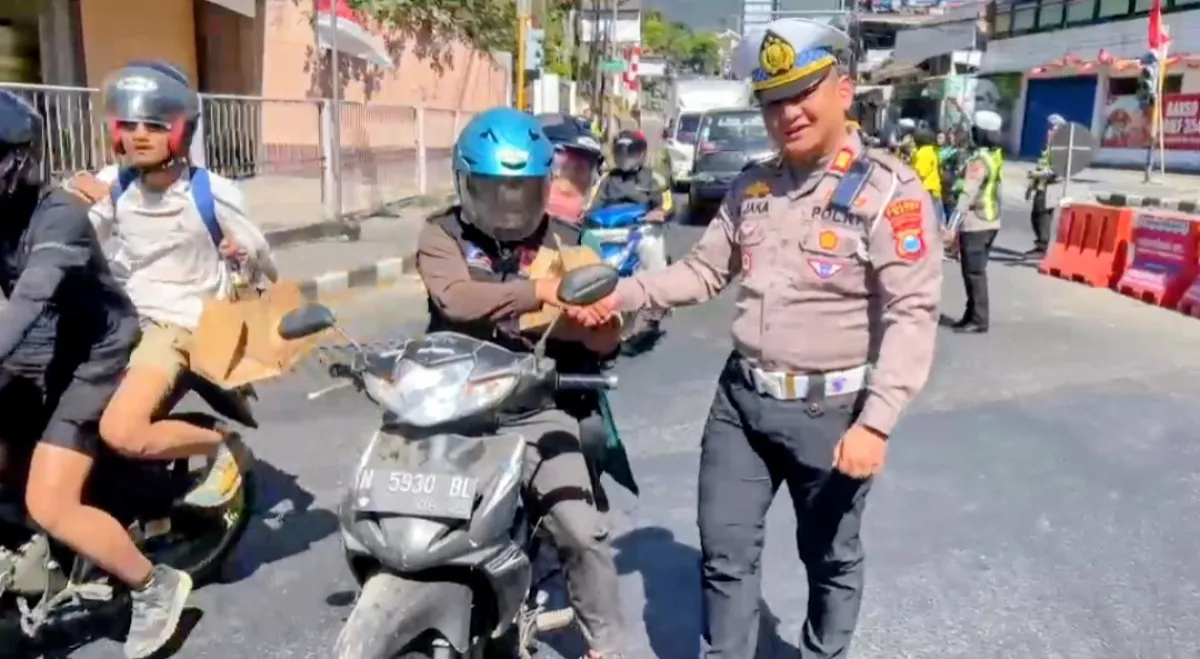 Jumat Berkah Satlantas Polres Batu, Apresiasi Pengendara Taat Aturan Lalu Lintas