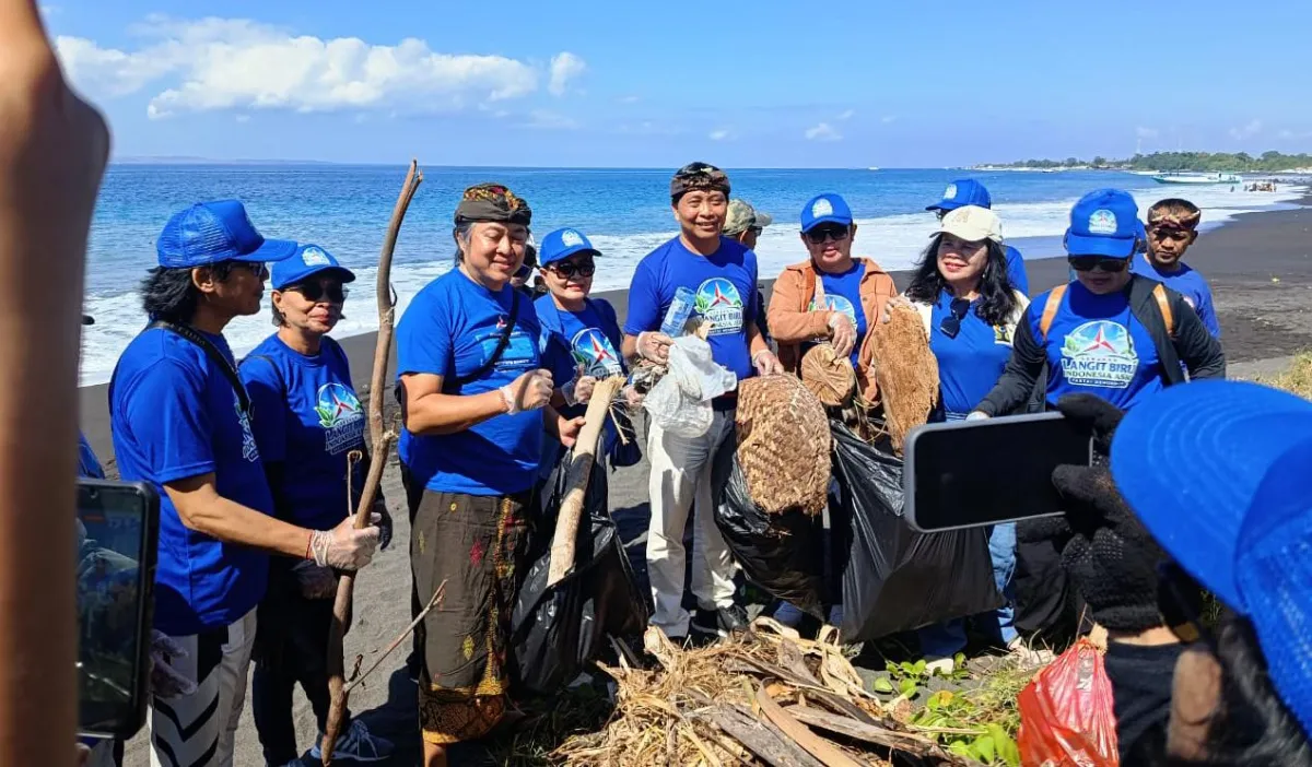 Rayakan HUT ke-25, Demokrat Bali Hadirkan Gerakan Langit Biru Indonesia Asri Bersihkan Sampah di Pantai Goa Lawah