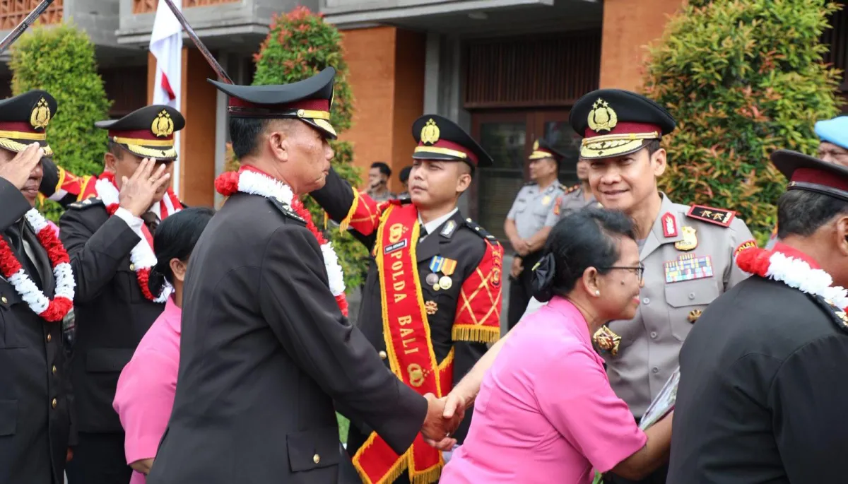 Pedang Pora Warnai Pelepasan Wisudawan Purna Bhakti Polda Bali, Simbol Penghormatan dan Estafet Pengabdian