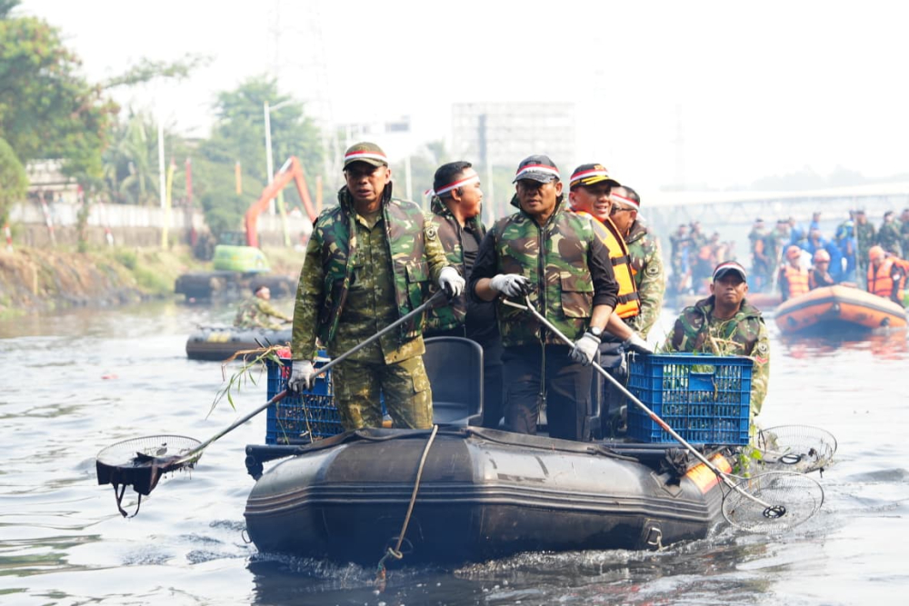 Bersama Rakyat Menjaga Alam, Pangdam Jaya dan Kapolda Metro Jaya Pimpin Karya Bakti Bersih Sungai Sambut HUT RI ke-81