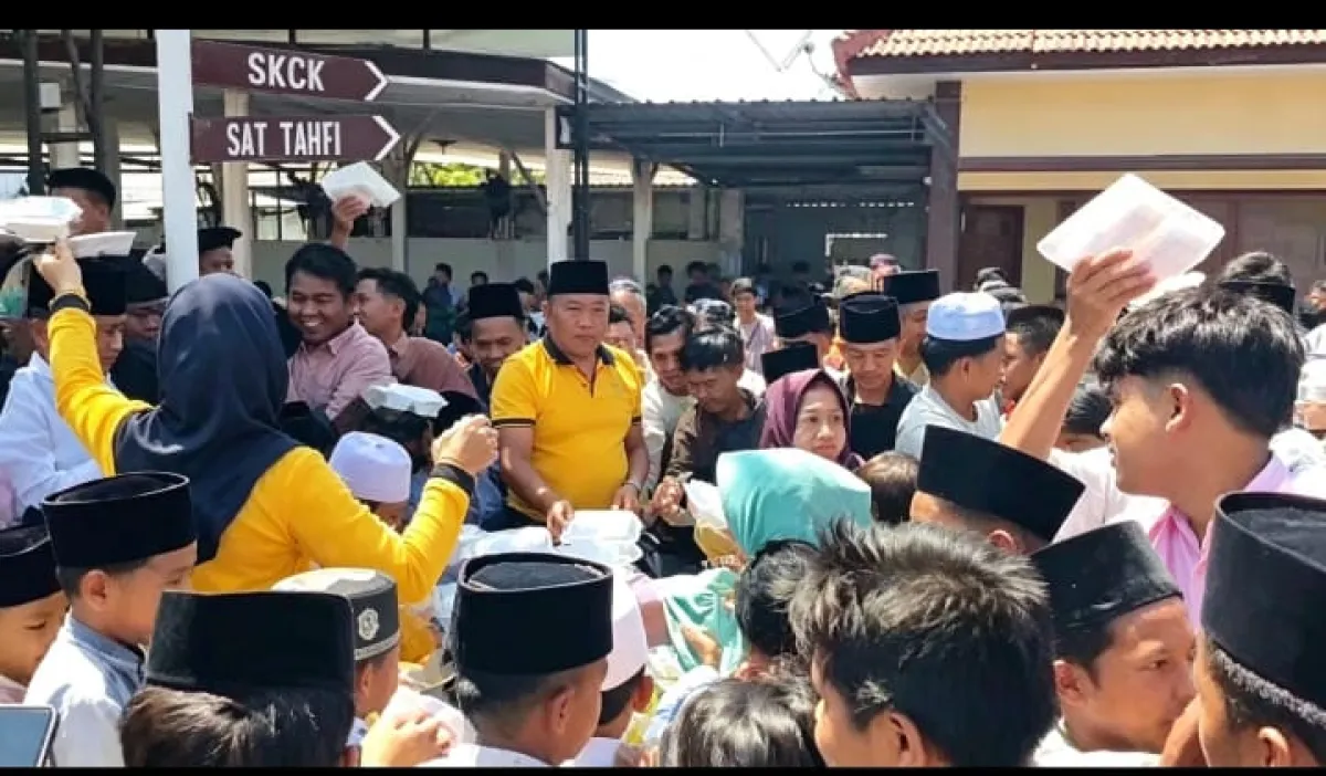 Wujud Kepedulian Sosial, Polres Sampang Rutin Bagikan Nasi Kotak Usai Salat Jumat