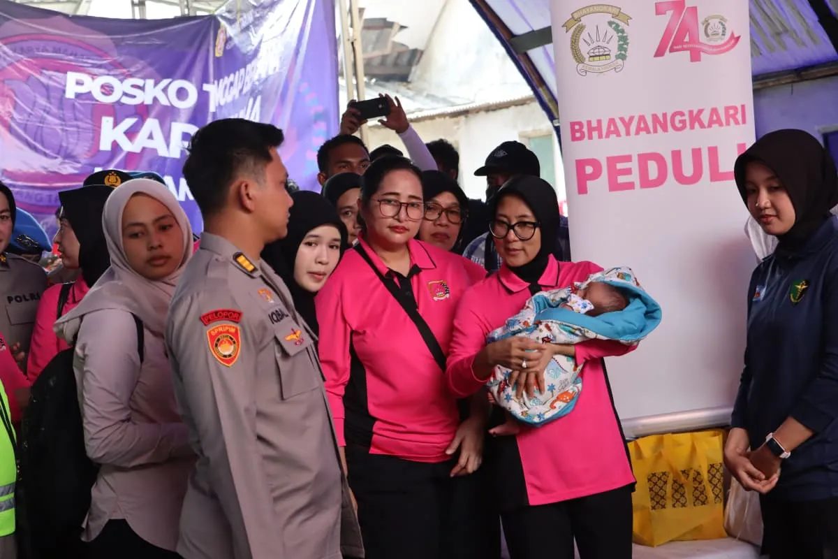 Bayangkara Peduli dan Polwan Peduli, Korban Kebakaran Muara Angke, Salurkan Ratusan Paket Bantuan