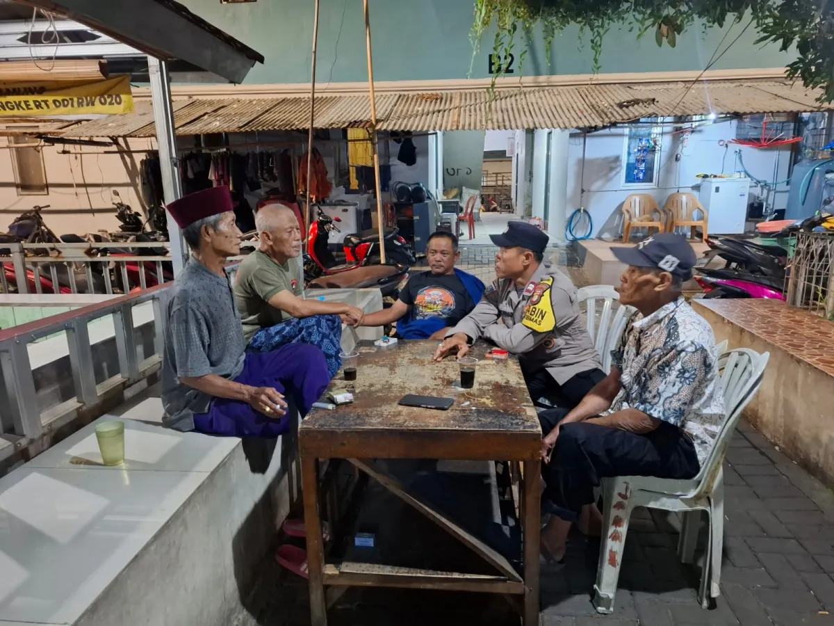 Bhabinkamtibmas Muara Angke Sambang Satkamling Warga dan Sampaikan Pesan Kamtibmas
