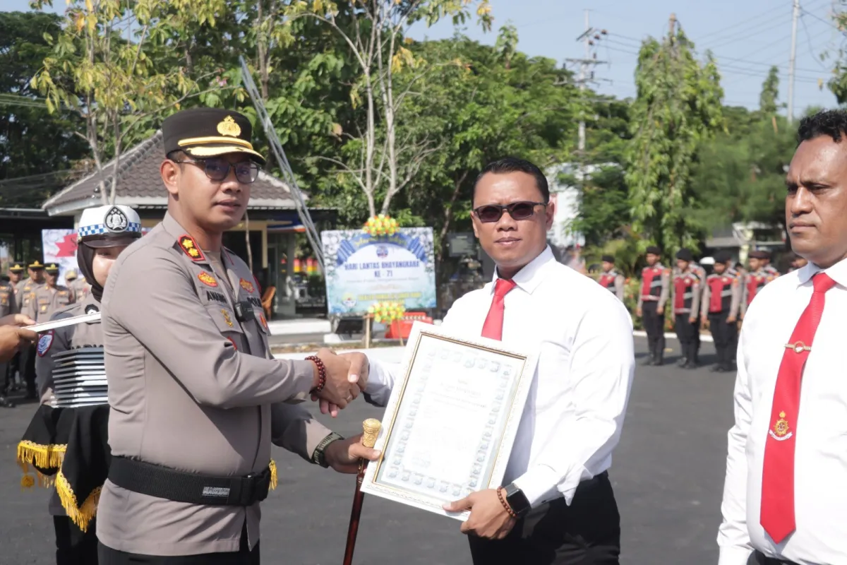 Momentum Hari Lalu Lintas Bhayangkara ke-71, Kapolres Sampang Ganjar Reward 40 Anggota Berprestasi