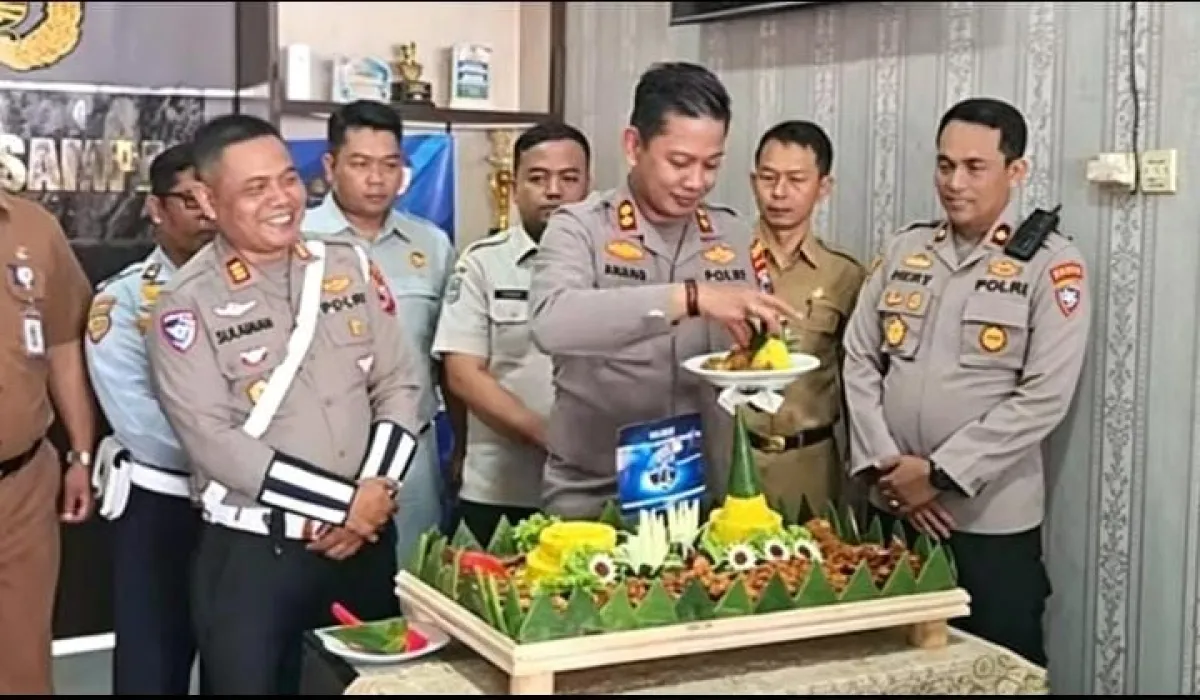 Kapolres Sampang Pimpin Pemotongan Tumpeng Hari Bhayangkara Lalu Lintas ke-71 di Mapolres
