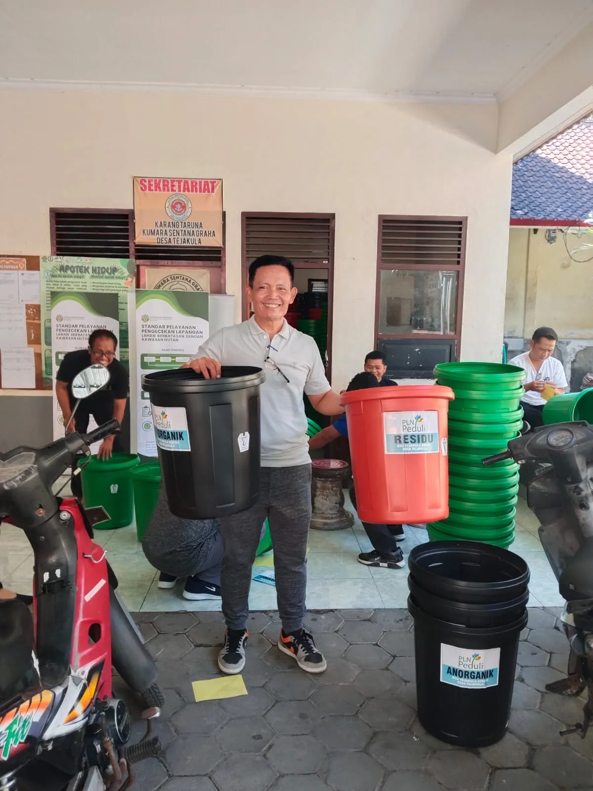PLN UIP JBTB Serahkan Bantuan Motor Pengangkut Sampah untuk Dorong Operasional TPS 3R Desa Tejakula Buleleng