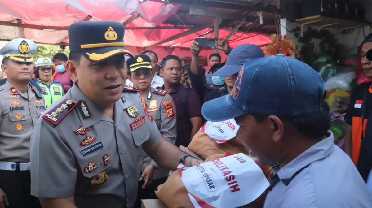 Kapolresta Denpasar Salurkan Bantuan Sembako untuk Warga Terdampak Kebakaran di Jalan Nakula