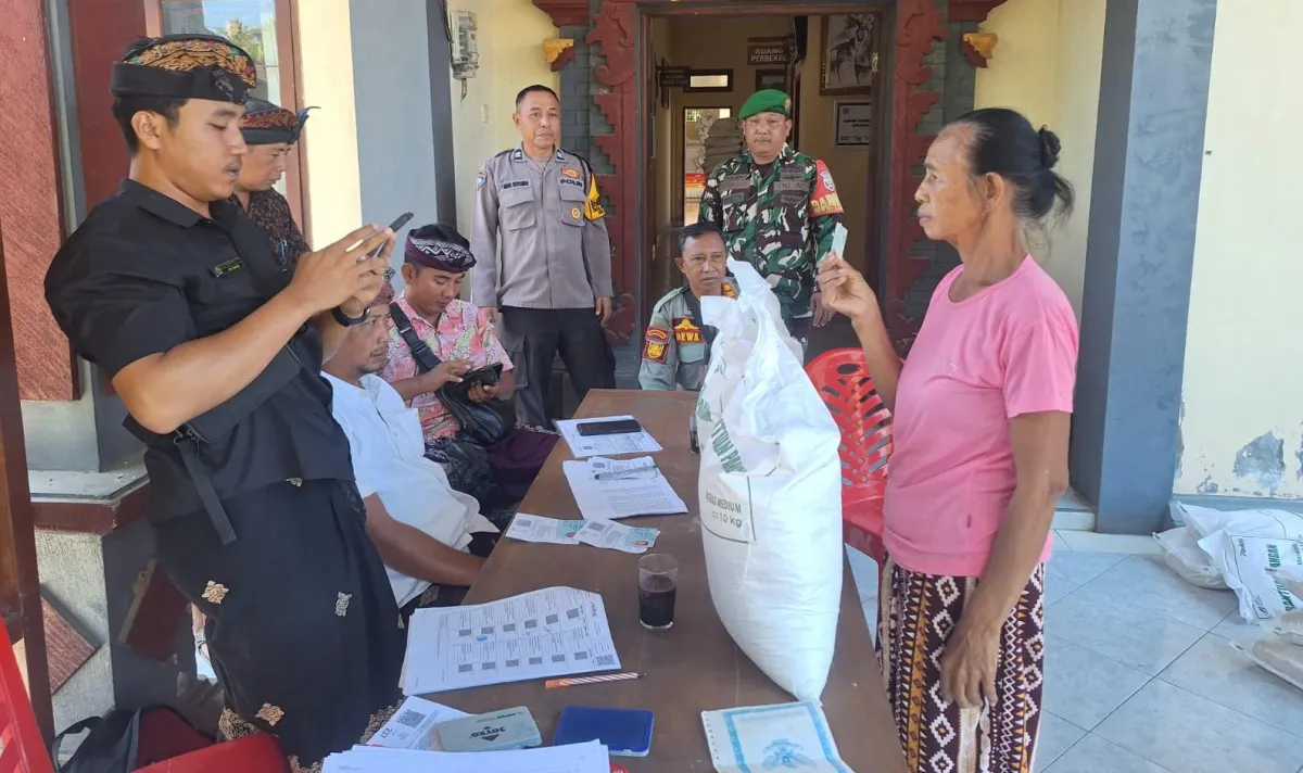 Babinsa Delodberawah Kawal Penyaluran Bantuan Pangan Rice 30 Kg untuk 281 Warga Binaan