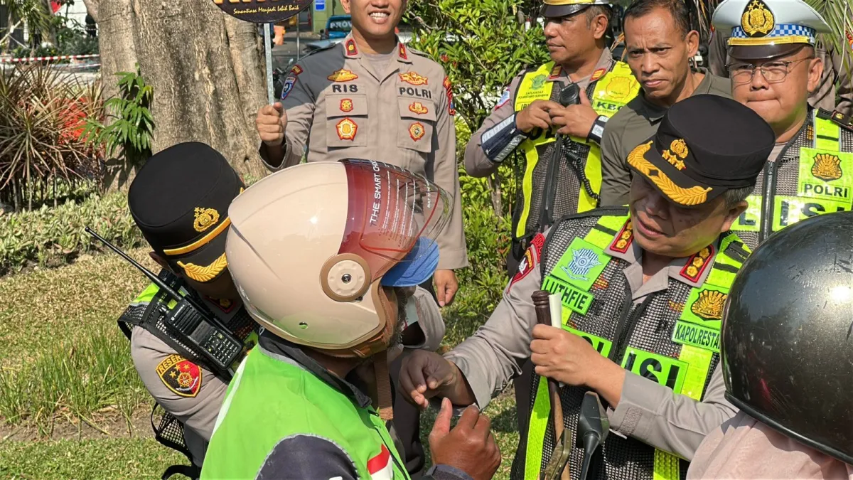 Kapolrestabes Surabaya Bagikan Helm kepada Pengendara Tertib di Jalur Kanalisasi