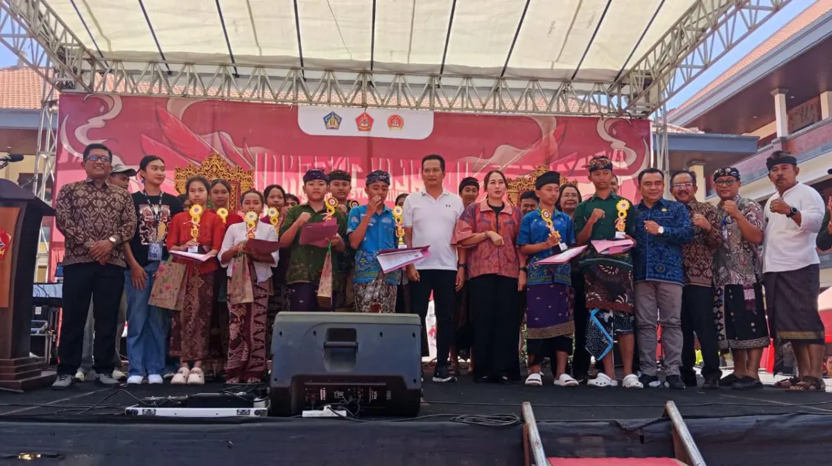 Dukung Sektor Pendidikan, Babinsa Sertu Gusti Komang Tri Guna Hadiri Perayaan HUT ke-5 SMAN 3 Negara