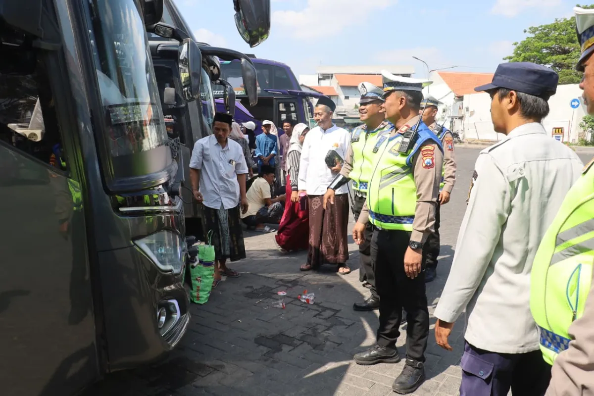 Cegah Kecelakaan, Polres Pelabuhan Tanjung Perak, Ramp Check Bus Peziarah di Sunan Ampel