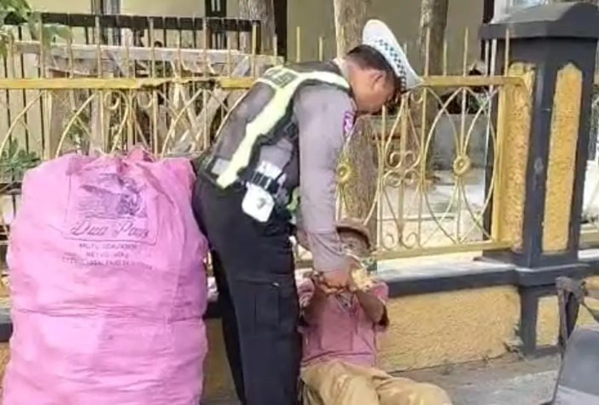 Aksi Humanis Personel Satlantas Polres Sampang Bantu Lansia Pencari Botol Bekas di Depan Mapolres
