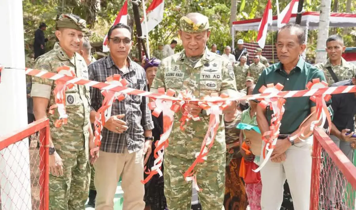 HUT ke-81 TNI, Danrem 163/WSA Resmikan Jembatan Perintis dan Serahkan 100 Paket Sembako