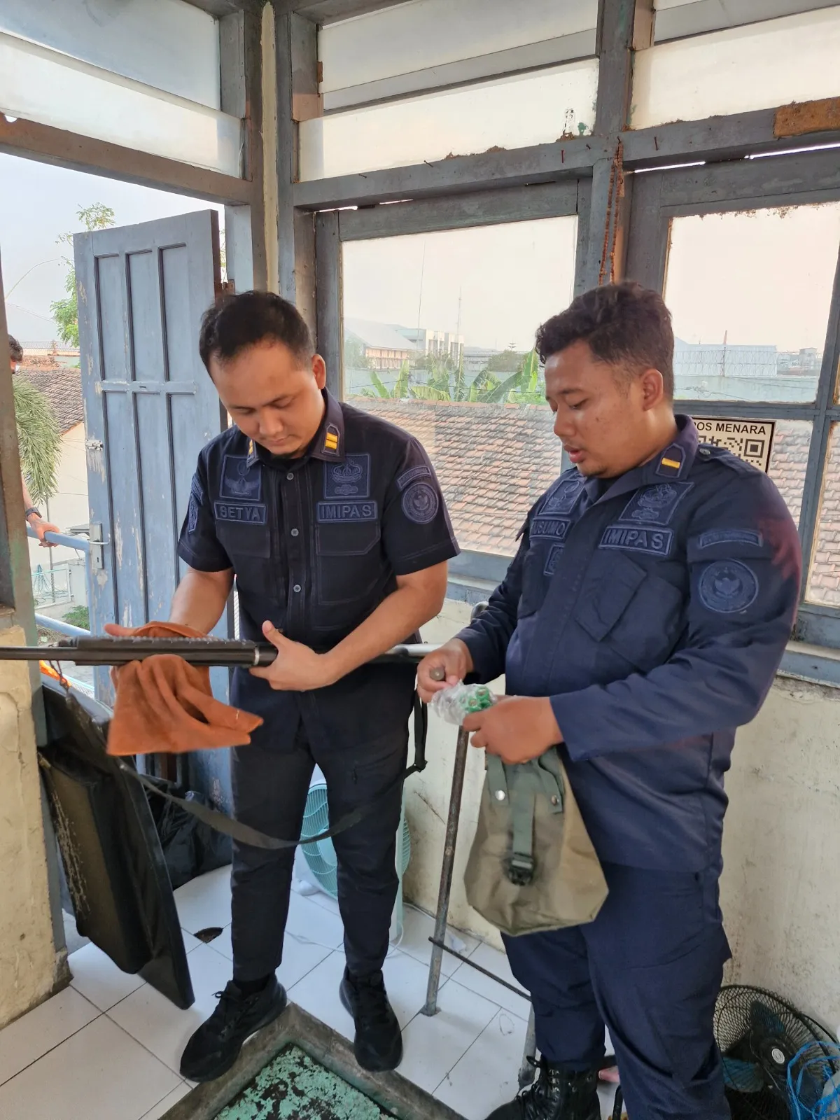 Pastikan Kesiapsiagaan Pengamanan, Lapas I Madiun Cek dan Rawat Senjata di Pos Menara Atas