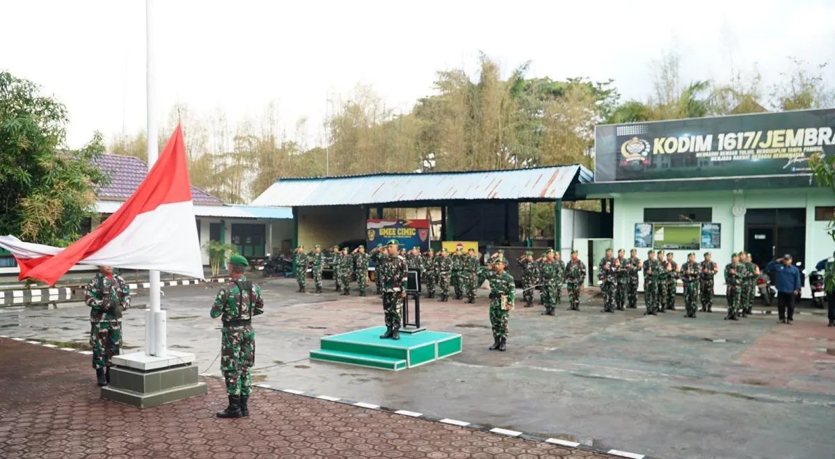 Kodim 1617/Jembrana Laksanakan Upacara Bendera Mingguan di Lapangan Makodim