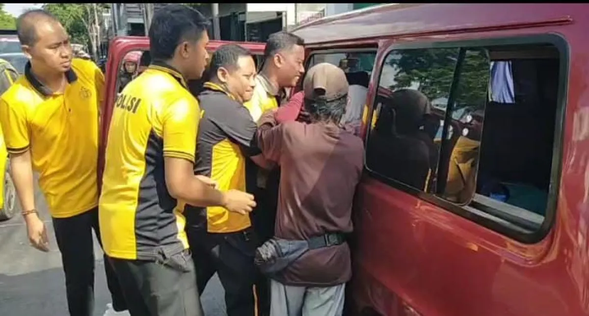 Sikap Sigap Kapolsek Sampang Kota Iptu Indarta Bersama Anggota Bantu Korban Laka Lantas Saat Olahraga Pagi