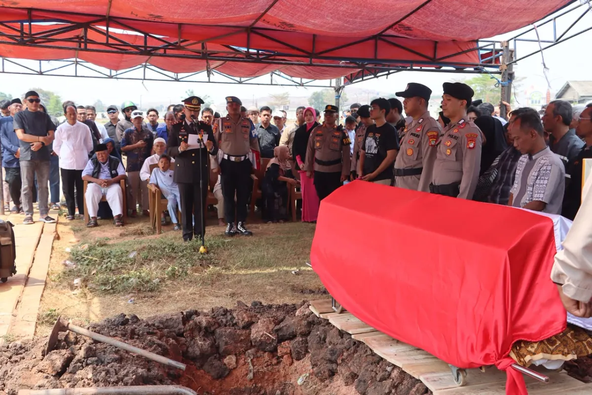 Brigadir Wahyu Hadi Saputro Dimakamkan Secara Kedinasan, Polres Pelabuhan Tanjung Priok Berikan Penghormatan Terakhir