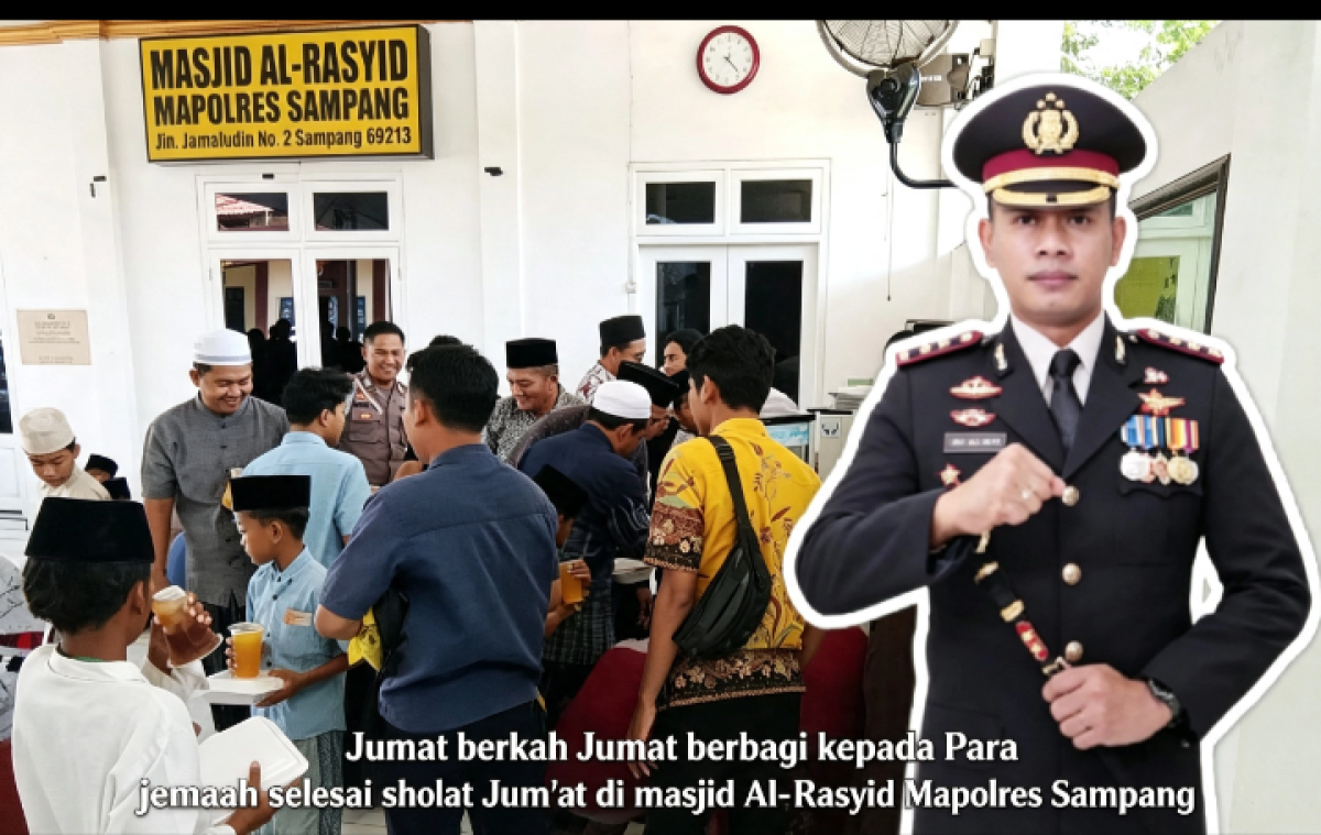 Polres Sampang Gelar Program 'Jumat Berkah' Berbagi Nasi Kotak kepada Jemaah Masjid Al-Rasyid