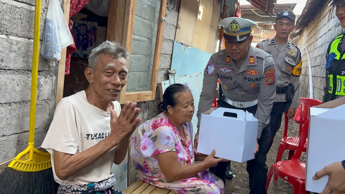 Hari Lalu Lintas Bhayangkara ke-71, Satlantas Polres Jembrana Hadir Berbagi Untuk Warga Yang Membutuhkan