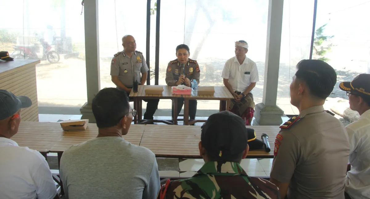 Ngopi Kamtibmas di Perancak, Kapolres Jembrana Serahkan 10 Life Jacket untuk Nelayan