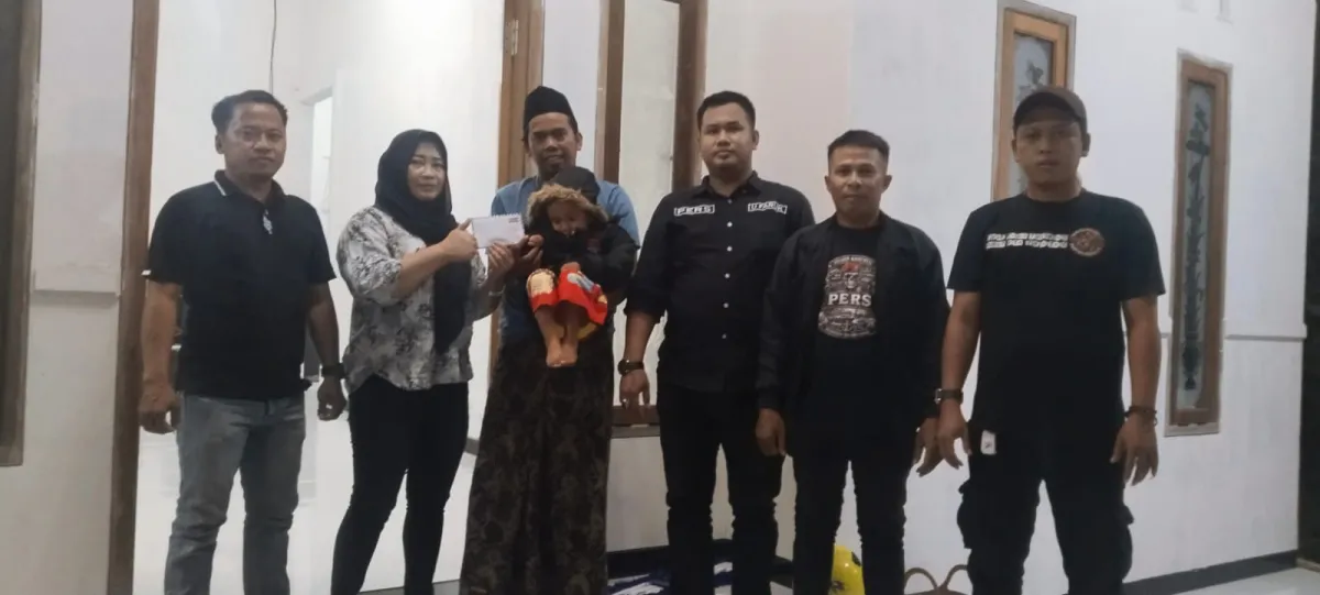 Rekan Media 12 Gabungan Jenguk Anak Pimpinan Liputan77.com, Wujud Kepedulian dan Solidaritas