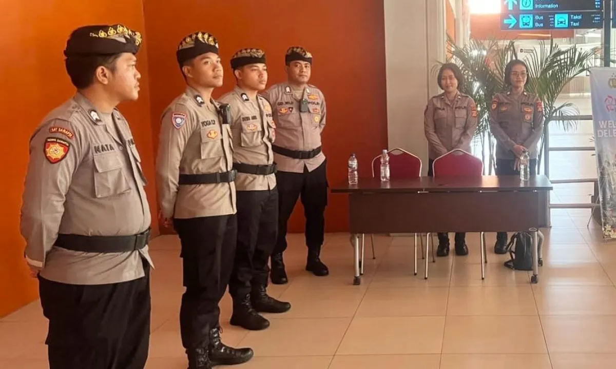 Bukan Sekadar Amankan Delegasi IAWP, Polisi Bandara Ngurah Rai Kenalkan Identitas Bali Lewat Udeng