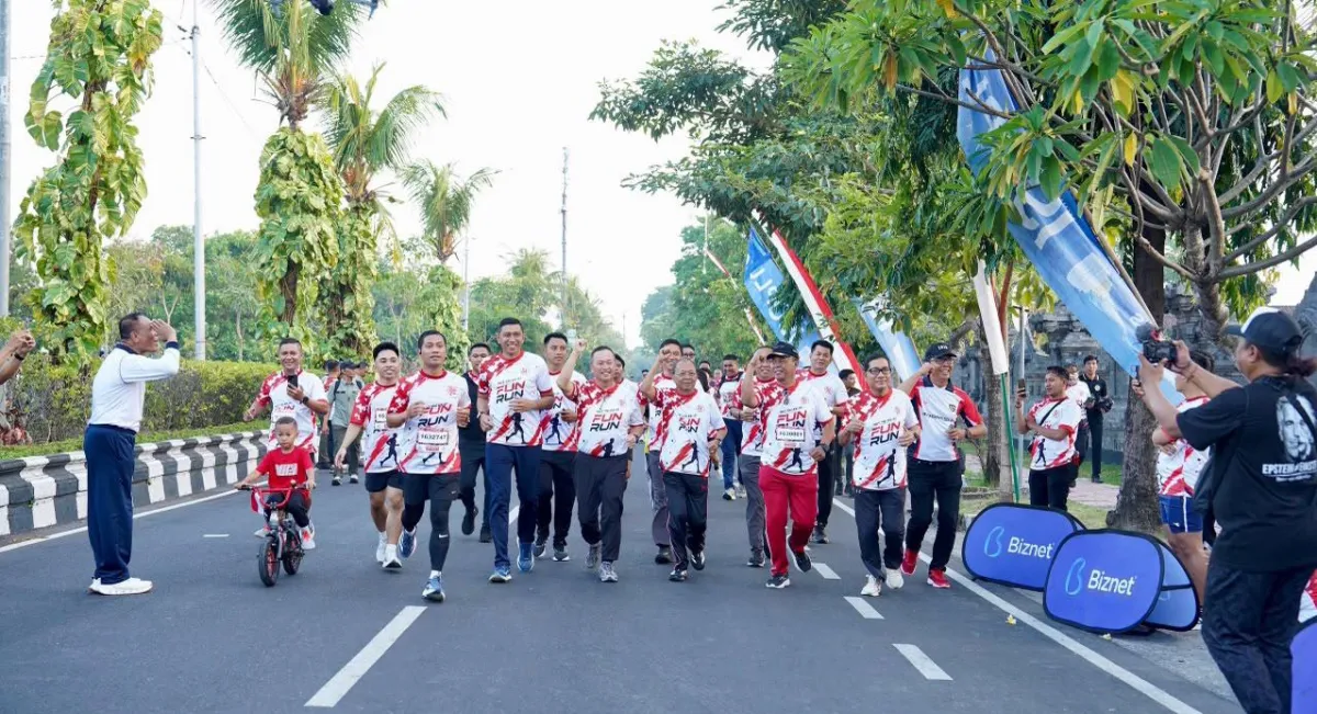 Semarak HUT ke-81 TNI, Pangdam IX/Udayana Perkuat Kebersamaan TNI dan Rakyat Melalui Fun Run dan Baksos Kesehatan
