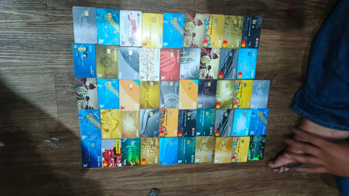 Polrestabes Surabaya Amankan 9 Terduga Penukar Kartu ATM Kerugian Korban Rp116 Juta