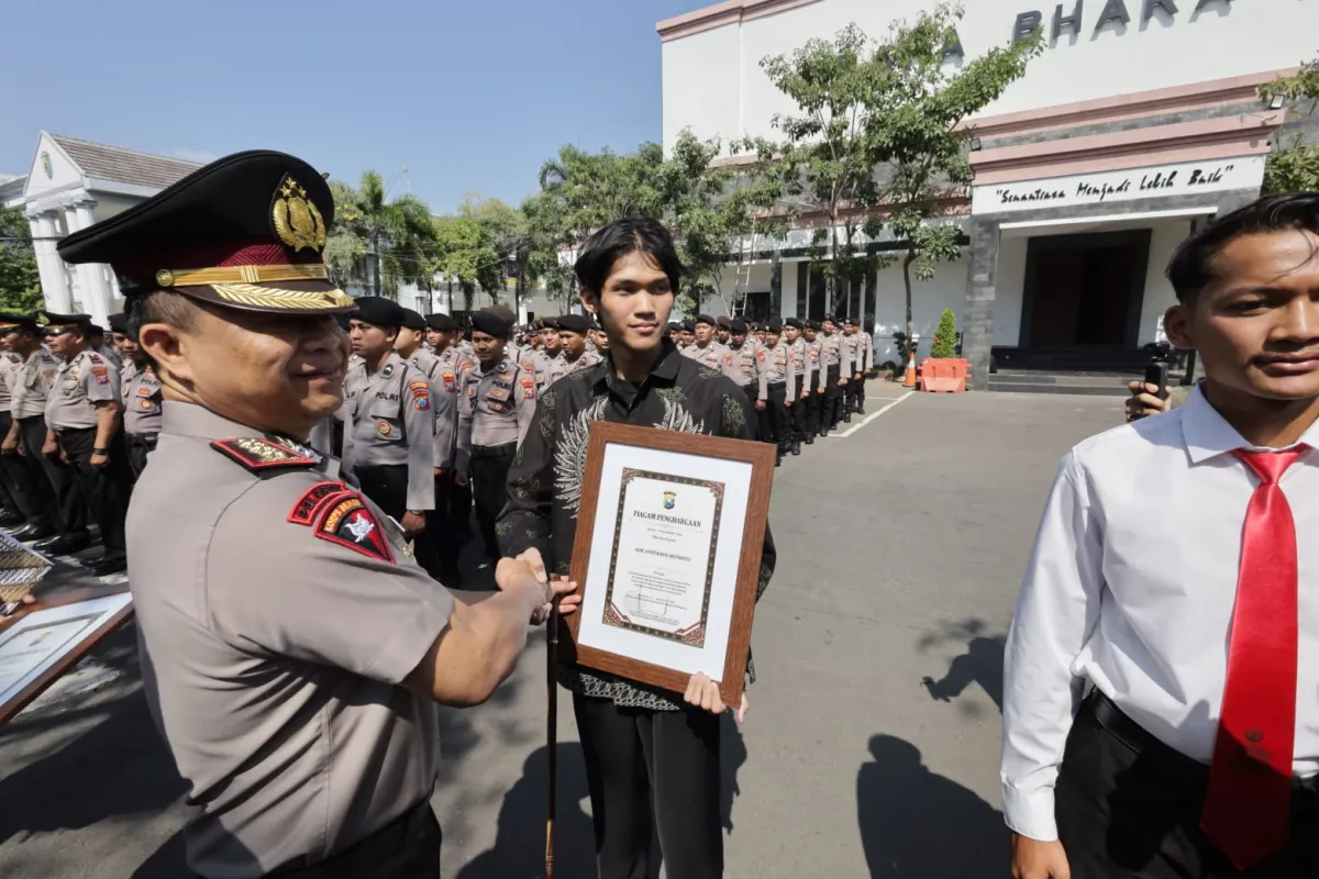 Ratusan Personel dan Masyarakat Berprestasi Terima Penghargaan Kapolrestabes Surabaya