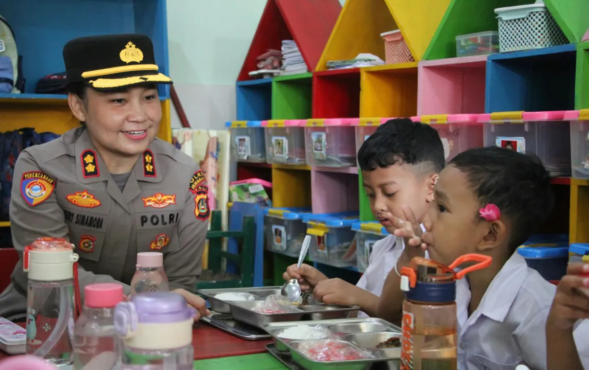 Kapolres Jembrana Hadir di Tengah Keceriaan Anak-anak TK Kemala Bhayangkari 8, Pastikan MBG Berjalan Baik