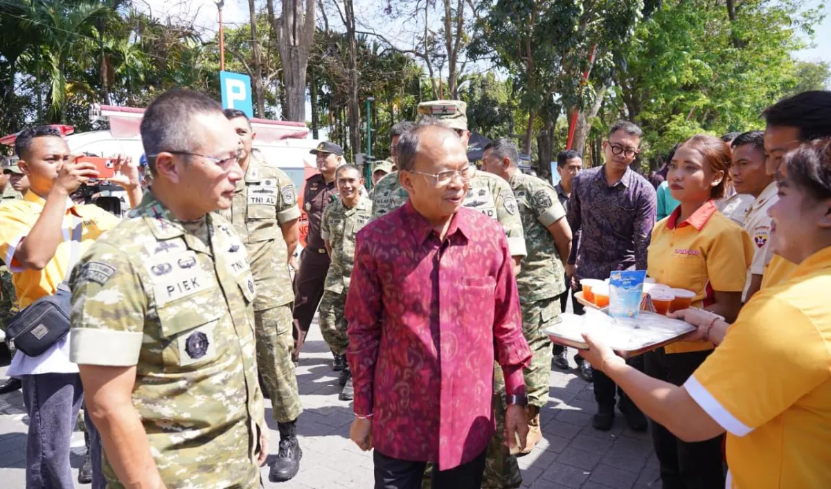 Semarak HUT ke-81 TNI, Kodam IX/Udayana Hadirkan Bazar Pasar Murah Untuk Ringankan Beban Masyarakat