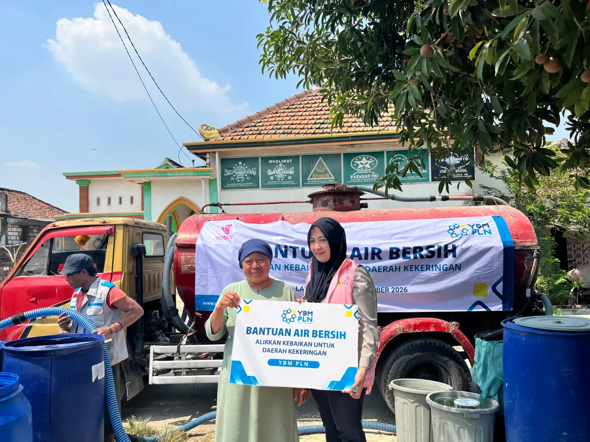 Di Tengah Kekeringan, YBM PLN UIP JBTB dan Srikandi PLN Salurkan 40 Ribu Liter Air untuk Warga Lamongan