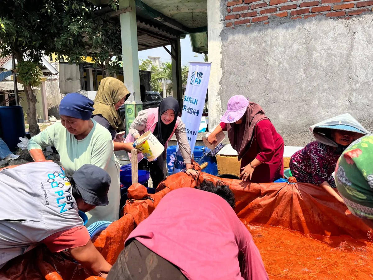 Hadapi Dampak El Nino, PLN UIP JBTB Bersama YBM dan Srikandi PLN Salurkan Bantuan Air Bersih di Lamongan