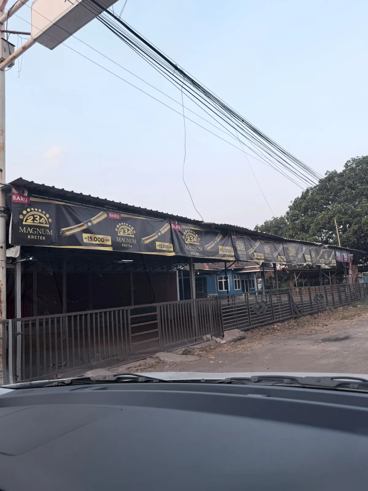 Diduga Banner "3VO" Dipasang Tanpa Izin, Pemilik Toko Siapkan Gugatan ke PT Prima Lestari Tobeko dan Vendor