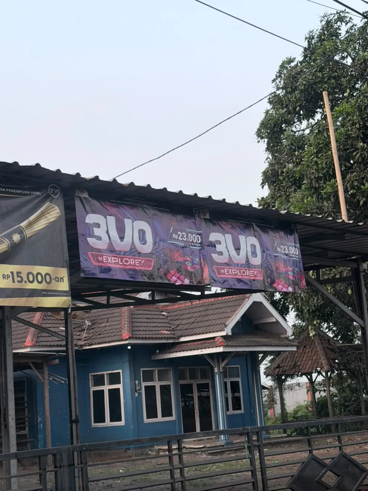 Diduga Banner "3VO" Dipasang Tanpa Izin, Pemilik Toko Siapkan Gugatan ke PT Prima Lestari Tobeko dan Vendor