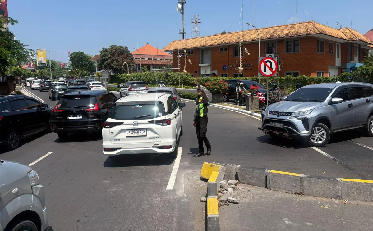 Sat Lantas Polres Bandara Atur Arus Kendaraan di Jalur Keluar Bandara