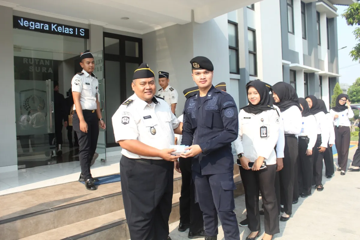 Jaga Kebugaran Petugas, Rutan Kelas I Surabaya Bagikan Suplemen dan Vitamin