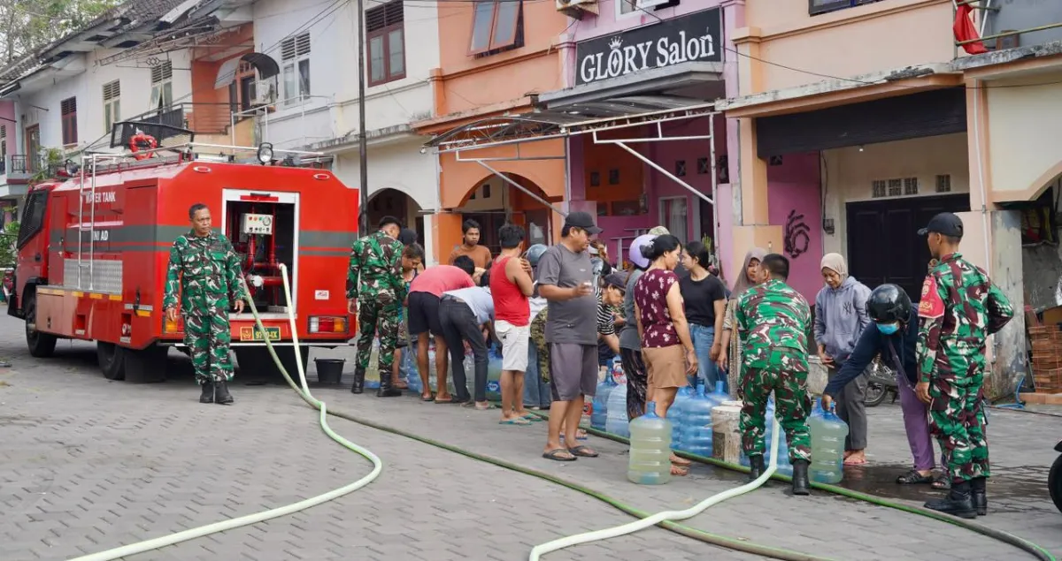 Kekeringan dan Krisis Air, Kodam IX/Udayana Gerakkan Jajaran Salurkan Air Bersih Bagi  Masyarakat Terdampak