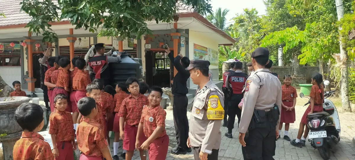 Polri Hadir Untuk Masyarakat, Dalmas Jembrana Salurkan Air Bersih ke SDN 2 Dauhwaru