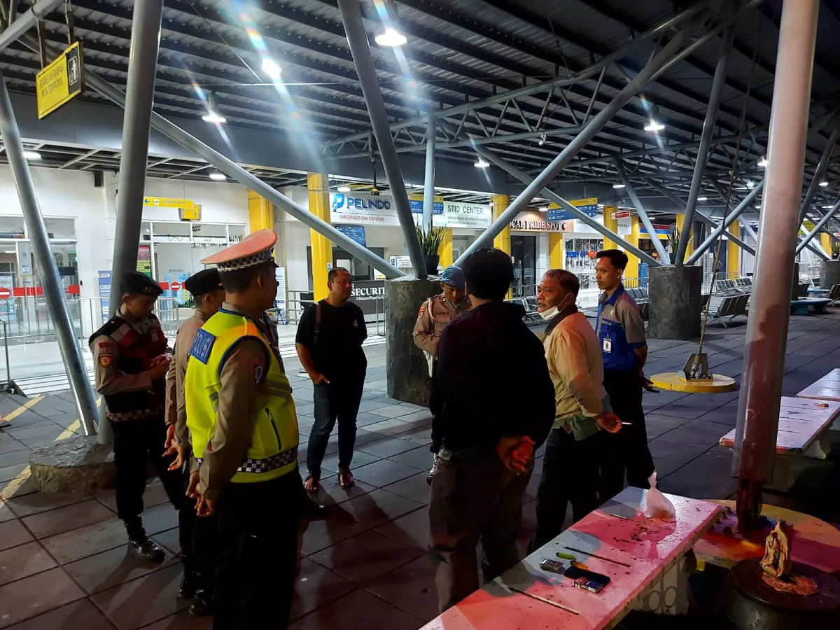 Patroli Cipta Kondisi Polres Pelabuhan Tanjung Priok Sasar Jalur Pelabuhan, Imbau Pengemudi Trailer dan Penumpang Kapal